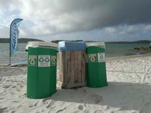 GreenForce Curaçao zorgt voor afvalbakken op de stranden van Curaçao (foto: GreenForce)